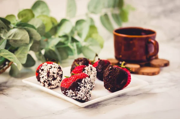 Fresas frescas bañadas en chocolate negro y copos de coco w — Foto de Stock