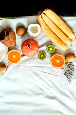 Kış meyve - nar, Hindistan cevizi, kivi, portakal, hurma