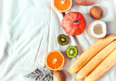 Karışık meyve kış - nar, Hindistan cevizi, kivi, ora tipik