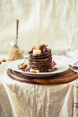 Çikolatalı krep muz, fıstık ezmesi, yeşil buğday ile bir