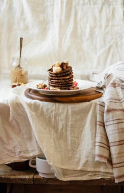 Çikolatalı krep muz, fıstık ezmesi, yeşil buğday ile bir