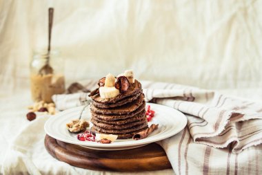 Çikolatalı krep muz, fıstık ezmesi, yeşil buğday ile bir
