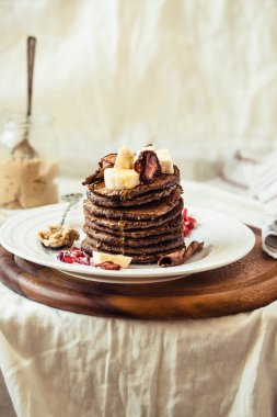Çikolatalı krep muz, fıstık ezmesi, yeşil buğday ile bir