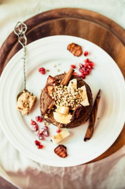 Çikolatalı krep muz, fıstık ezmesi, tarçın ve mapl ile