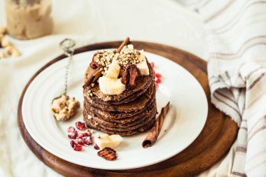 Çikolatalı krep muz, fıstık ezmesi, yeşil buğday ile bir
