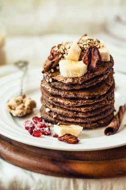Çikolatalı krep muz, fıstık ezmesi, yeşil buğday ile bir