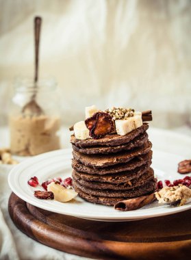 Çikolatalı krep muz, fıstık ezmesi, tarçın ve mapl ile
