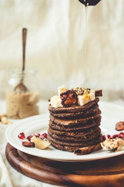 Çikolatalı krep muz, fıstık ezmesi, tarçın ve mapl ile