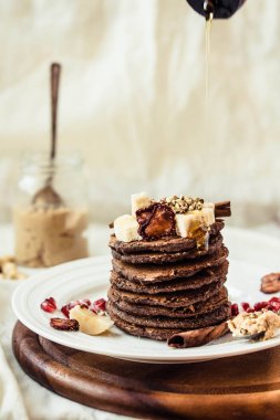 Çikolatalı krep muz, fıstık ezmesi, tarçın ve mapl ile