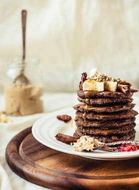 Çikolatalı krep muz, fıstık ezmesi, tarçın ve mapl ile