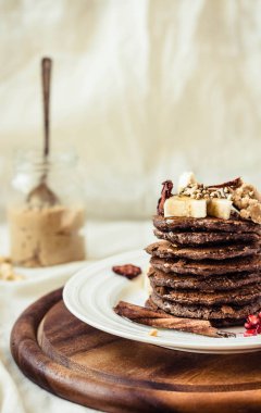 Çikolatalı krep muz, fıstık ezmesi, yeşil buğday ile bir