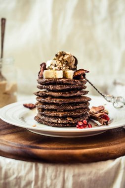 Çikolatalı krep muz, fıstık ezmesi, yeşil buğday ile bir