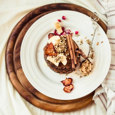 Çikolatalı krep muz, çilek, nar ile. Glute