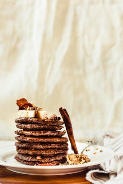 Çikolatalı krep muz, fıstık ezmesi, yeşil buğday ile bir