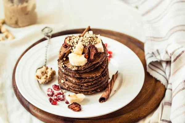 Schokoladenpfannkuchen mit Banane, Erdnussbutter, grünem Buchweizen und — Stockfoto