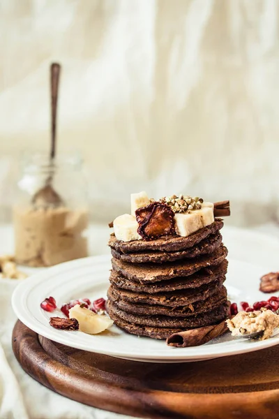 Çikolatalı krep muz, fıstık ezmesi, tarçın ve mapl ile