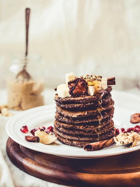 Schokoladenpfannkuchen mit Banane, Erdnussbutter, Zimt und Ahorn — Stockfoto