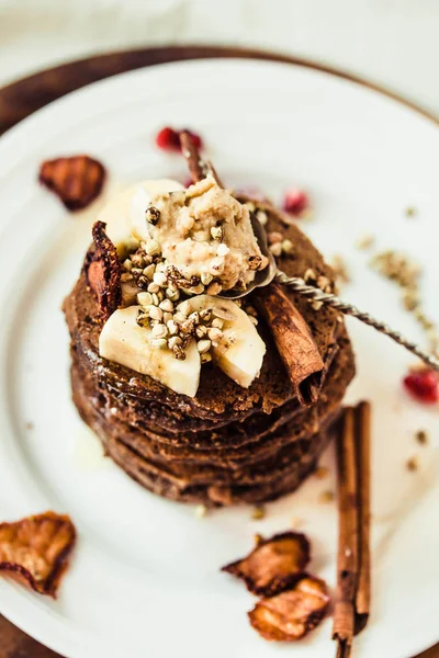 Schokoladenpfannkuchen mit Banane, Erdnussbutter, grünem Buchweizen und — Stockfoto