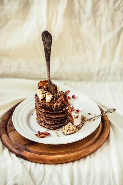 Schokoladenpfannkuchen mit Banane, Erdnussbutter, grünem Buchweizen und — Stockfoto