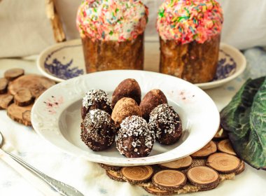 Beyaz krema ve şeker dekor ile çeşitli bahar Paskalya kek 