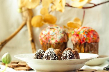 Beyaz krema ve şeker dekor ile çeşitli bahar Paskalya kek 