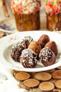 Ev yapımı çiğ vegan çikolata yumurta. Şenlikli yemeği kavramı. Sağlık 