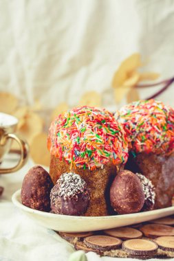 Geleneksel dekorasyon ve ev yapımı çikolata Paskalya ekmek 