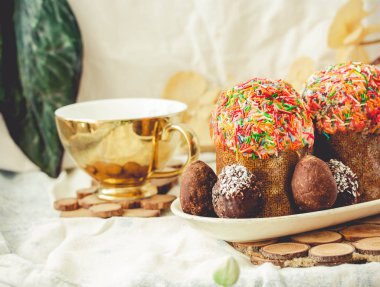 Geleneksel dekorasyon ve ev yapımı çikolata Paskalya ekmek 