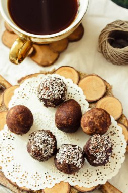 Chia ve Hindistan cevizi dekor ev yapımı çiğ vegan çikolata yumurta. H