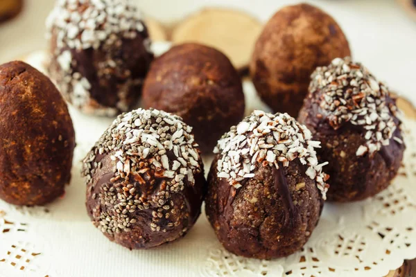 Hjemmelavede rå veganske chokoladeæg med chia og kokosnød indretning. F - Stock-foto