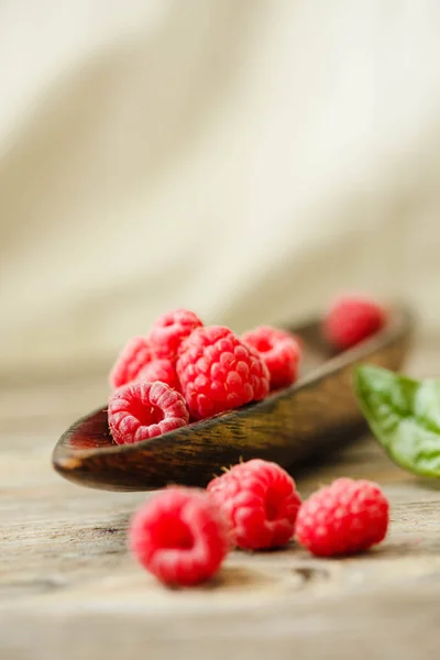 Fresh sweet raspberry and green basil in a wooden plate. Calm ga — Stock Photo, Image