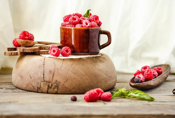 Biologische framboos met basilicum in een kopje koffie en een houten sta — Stockfoto