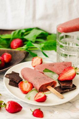 Çilekli dondurma bir muz ve çikolata bir sopa ile. Toplam