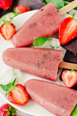 Çilekli dondurma bir muz ve çikolata bir sopa ile. Toplam