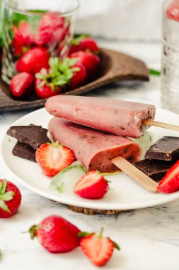 Çilekli dondurma bir muz ve çikolata bir sopa ile. Toplam