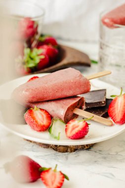 Çilekli dondurma bir muz ve çikolata bir sopa ile. Toplam