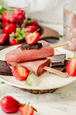 Çilekli dondurma bir muz ve çikolata bir sopa ile. Toplam