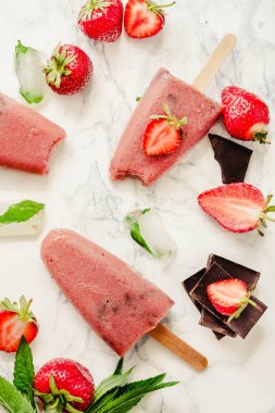 Çilekli dondurma bir muz ve çikolata bir sopa ile. Toplam