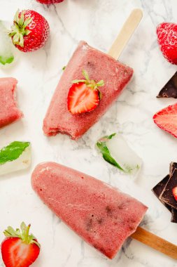 Çilekli dondurma bir muz ve çikolata bir sopa ile. Toplam