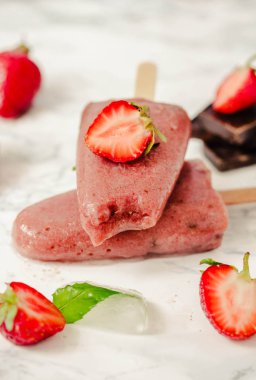 Çilekli dondurma bir muz ve çikolata bir sopa ile. Toplam