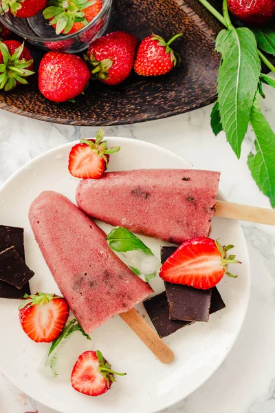 Glace aux fraises avec popsicles au chocolat. Dessert cru. Menthe — Photo