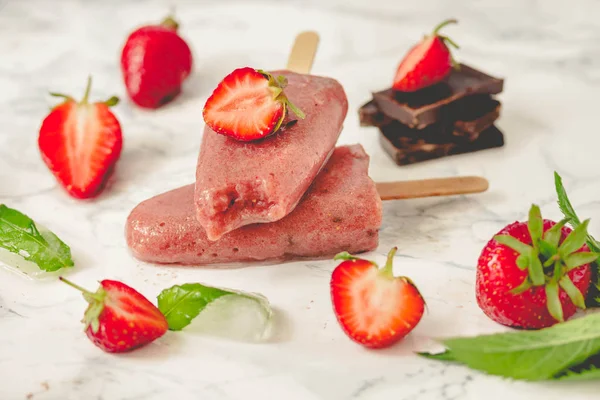 Glace aux fraises avec banane et chocolat sur un bâton. Somme — Photo