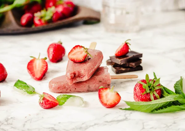 Glace aux fraises avec banane et chocolat sur un bâton. Somme — Photo