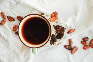 Ham kakao (kakao) fasulye, siyah çikolata kahverengi çuval bezi üzerinde üst v