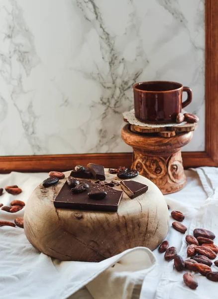 Chocolade en een kopje koffie op marmeren achtergrond. Goedemorgen — Stockfoto