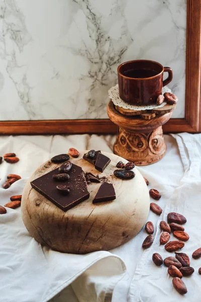 Choklad och en kopp kaffe på marmor bakgrund. God morgon — Stockfoto