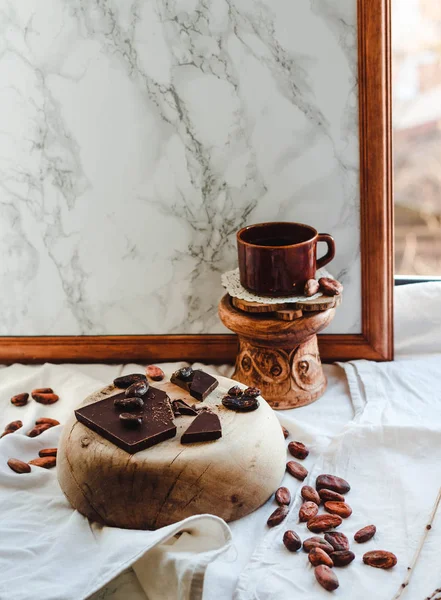 Choklad och en kopp kaffe på marmor bakgrund. God morgon — Stockfoto