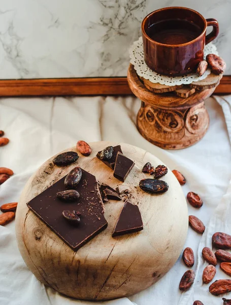 Chocolate y una taza de café sobre fondo de mármol. Buenos días. — Foto de Stock