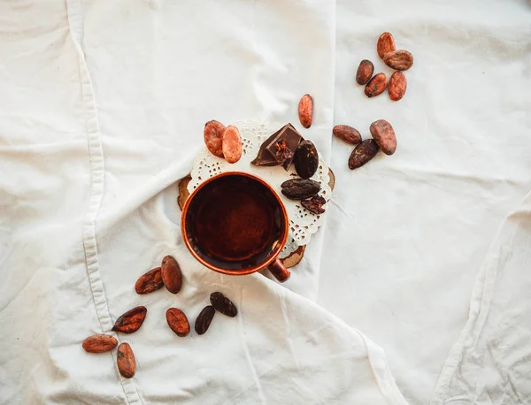 Rohe Kakao- (Kakao-) Bohnen, schwarze Schokolade auf braunem Sack, — Stockfoto