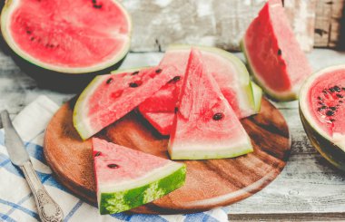 Karpuz ve ahşap arka plan meyve parçaları. Seçici